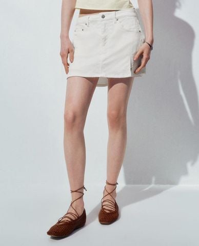  URBAN REVIVO - Chân váy denim mini xẻ tà 