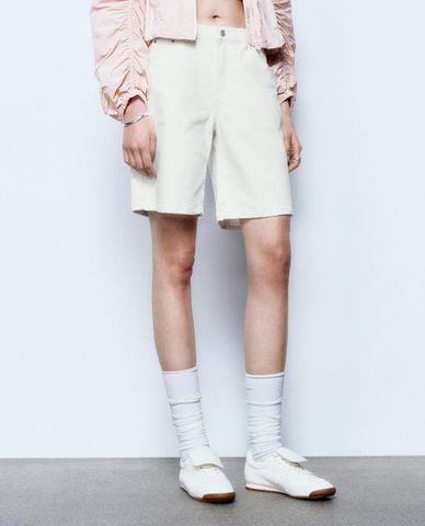  URBAN REVIVO - Quần short jeans nữ phom suông tối giản 