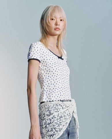  URBAN REVIVO - Áo thun nữ cổ tròn tay ngắn hoa nhí 