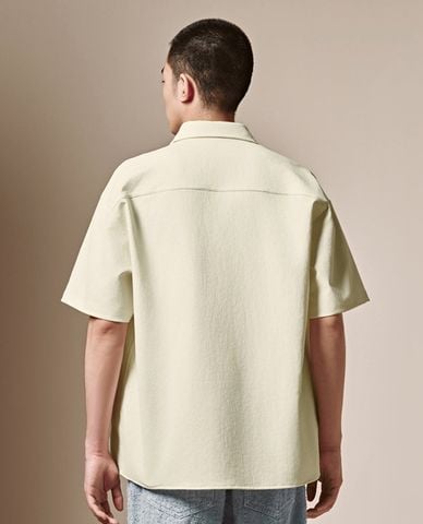  URBAN REVIVO - Áo sơ mi nam cổ bẻ tay ngắn phối túi hộp 