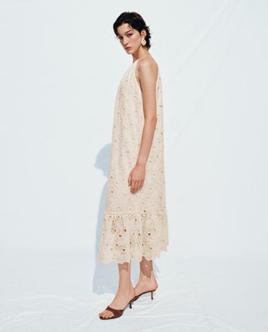  URBAN REVIVO - Đầm xếp tầng midi cổ yếm phối ren 