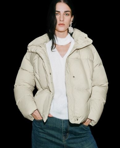  URBAN REVIVO - Áo khoác phao nữ cổ cao tay dài phối mũ 