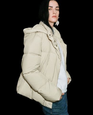  URBAN REVIVO - Áo khoác phao nữ cổ cao tay dài phối mũ 