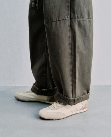  URBAN REVIVO - Giày sneakers nam cổ thấp hiện đại 