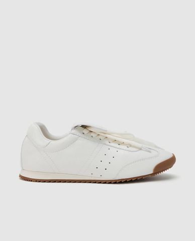  URBAN REVIVO - Giày sneaker nữ cổ thấp cá tính 