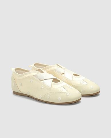  URBAN REVIVO - Giày búp bê nữ đế bệt phối hoa nhí 