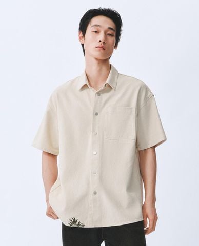  URBAN REVIVO - Áo sơ mi denim nam cổ bẻ tay ngắn 