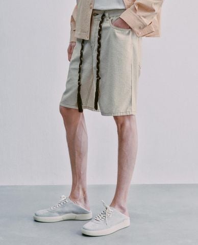  URBAN REVIVO - Quần short jeans nam phối dây tua rua 