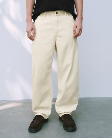  URBAN REVIVO - Quần jeans nam ống rộng thêu họa tiết 