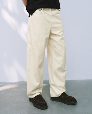  URBAN REVIVO - Quần jeans nam ống rộng thêu họa tiết 