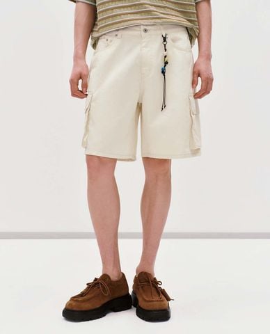  URBAN REVIVO - Quần short jeans nam túi hộp phối charm 