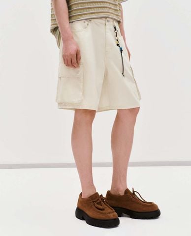  URBAN REVIVO - Quần short jeans nam túi hộp phối charm 