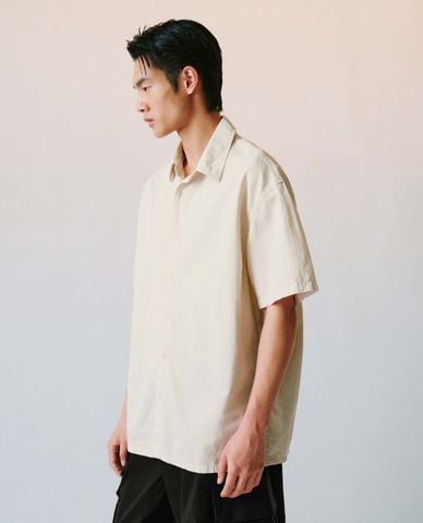  URBAN REVIVO - Áo sơ mi nam cổ bẻ tay ngắn hiện đại 