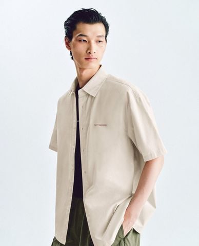  URBAN REVIVO - Áo sơ mi nam tay ngắn in họa tiết 