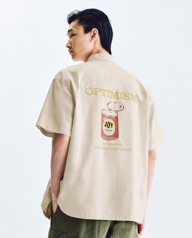  URBAN REVIVO - Áo sơ mi nam tay ngắn in họa tiết 