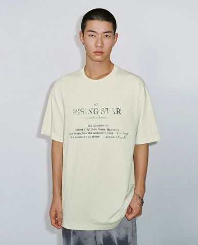  URBAN REVIVO - Áo thun nam cổ tròn tay ngắn in họa tiết 