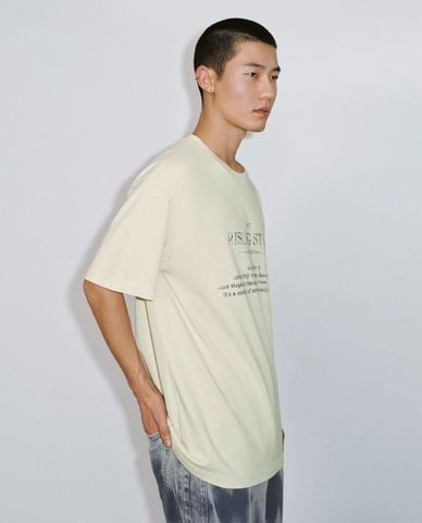  URBAN REVIVO - Áo thun nam cổ tròn tay ngắn in họa tiết 