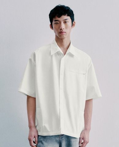  URBAN REVIVO -  Áo sơ mi nam cổ bẻ tay ngắn phối túi zip 