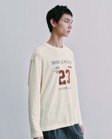  URBAN REVIVO - Áo thun nam cổ tròn tay dài in chữ vintage 