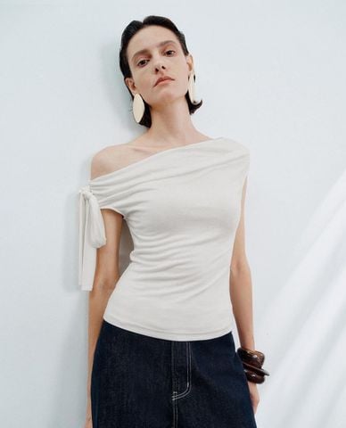  URBAN REVIVO - Áo trễ vai nữ phom ôm thắt nơ vai 