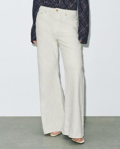  URBAN REVIVO - Quần jeans nữ ống loe họa tiết nổi 