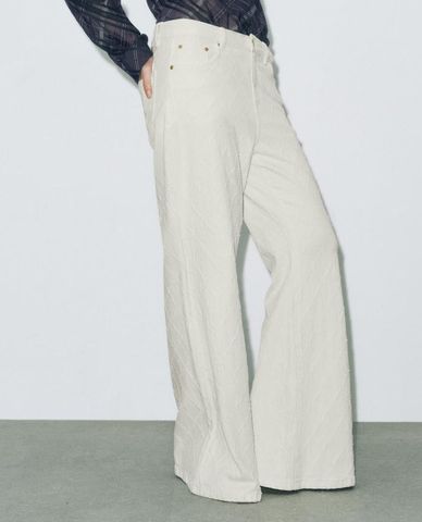  URBAN REVIVO - Quần jeans nữ ống loe họa tiết nổi 