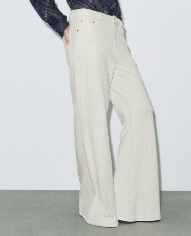  URBAN REVIVO - Quần jeans nữ ống loe họa tiết nổi 