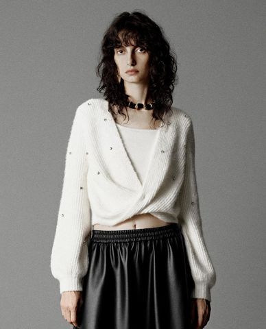  URBAN REVIVO - Áo dệt kim nữ cổ V tay dài đính đá 