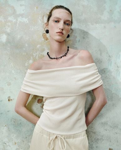  URBAN REVIVO - Áo trễ vai nữ phom ôm nữ tính 