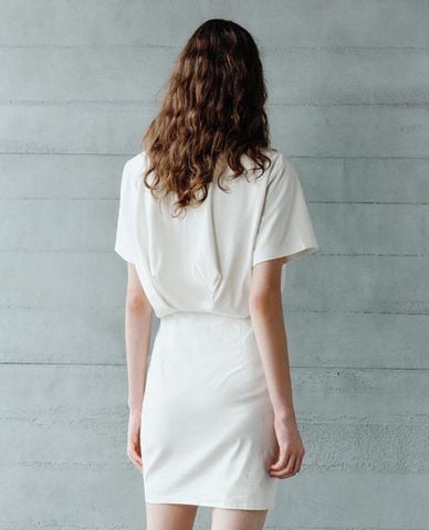  URBAN REVIVO - Đầm mini cổ tròn tay ngắn nhún eo 