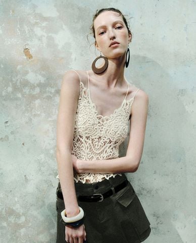  URBAN REVIVO - Áo hai dây nữ ren đan hoa văn nổi 