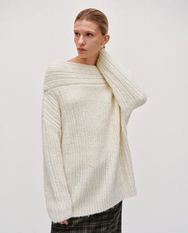  URBAN REVIVO - Áo dệt kim nữ cổ thuyền tay dài phom rộng 