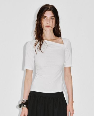  URBAN REVIVO - Áo kiểu nữ cổ lệch tay lỡ phom ôm 