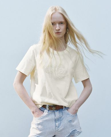  URBAN REVIVO - Áo thun nữ cổ tròn tay ngắn in họa tiết 