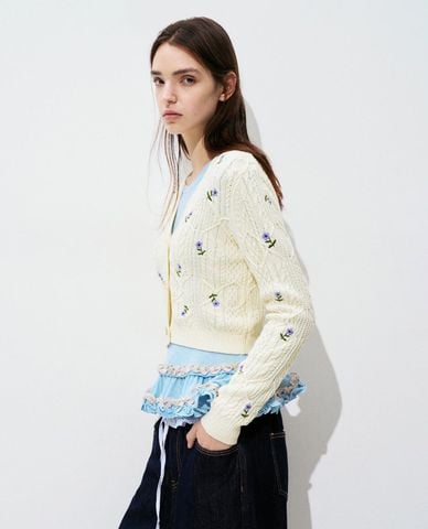  URBAN REVIVO - Áo khoác cardigan nữ cổ V tay dài thêu hoa 