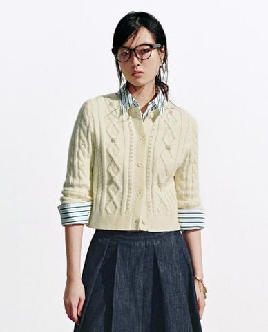  URBAN REVIVO - Áo khoác cardigan nữ cổ tròn đính ngọc trai 