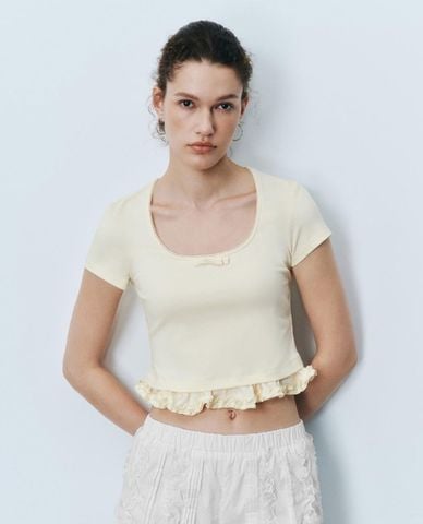  URBAN REVIVO - Áo croptop nữ cổ tròn phối bèo nhún 