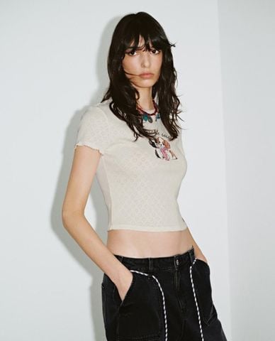  URBAN REVIVO - Áo croptop nữ cổ tròn tay ngắn 