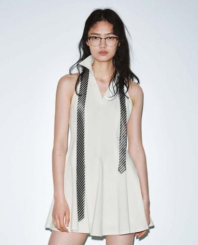  URBAN REVIVO - Đầm sát nách mini cổ bẻ dáng xòe 