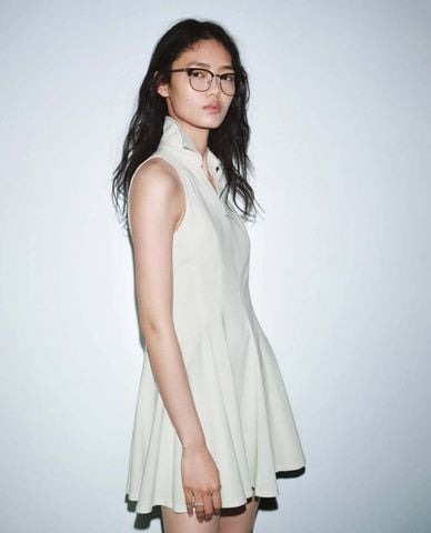  URBAN REVIVO - Đầm sát nách mini cổ bẻ dáng xòe 
