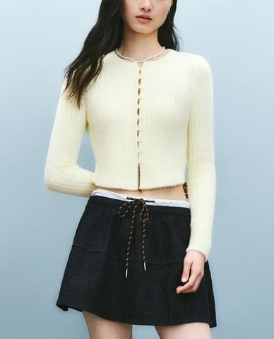  URBAN REVIVO - Áo dệt kim nữ cổ tròn tay dài phom croptop 
