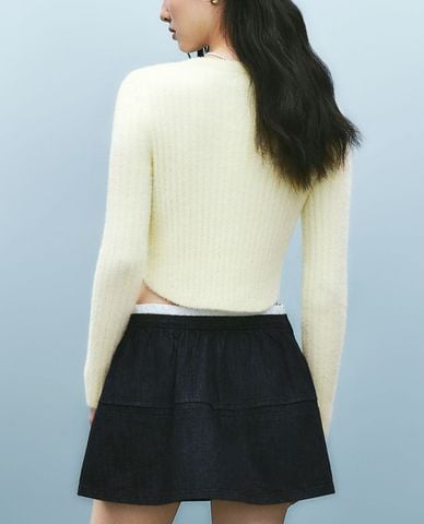  URBAN REVIVO - Áo dệt kim nữ cổ tròn tay dài phom croptop 