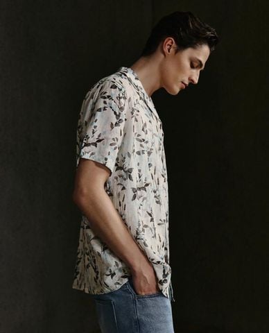  URBAN REVIVO - Áo sơ mi nam cổ bẻ tay ngắn in hoa 