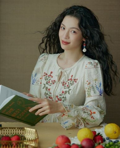  URBAN REVIVO - Đầm midi cổ tròn tay dài hoa vintage 