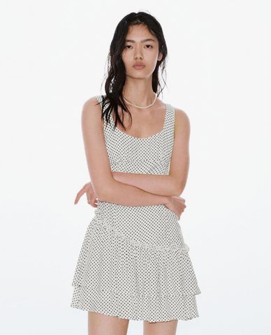  URBAN REVIVO - Đầm sát nách mini chấm bi xếp tầng 