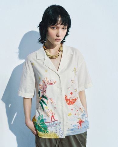  URBAN REVIVO - Áo sơ mi nữ tay ngắn in hình nghệ thuật 