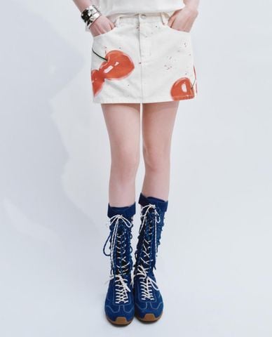  URBAN REVIVO - Chân váy denim mini họa tiết cherry 