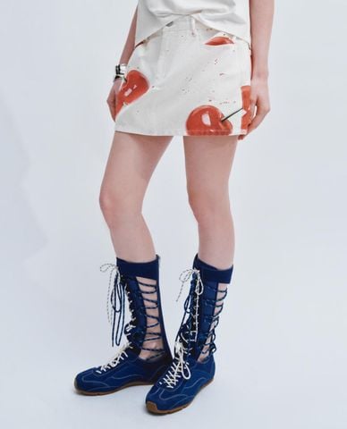  URBAN REVIVO - Chân váy denim mini họa tiết cherry 