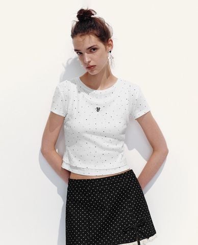  URBAN REVIVO - Áo croptop nữ cổ tròn tay ngắn chấm bi 