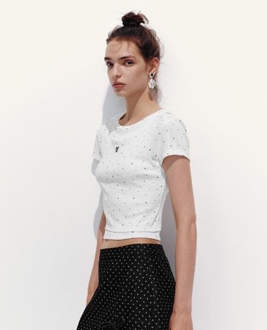  URBAN REVIVO - Áo croptop nữ cổ tròn tay ngắn chấm bi 